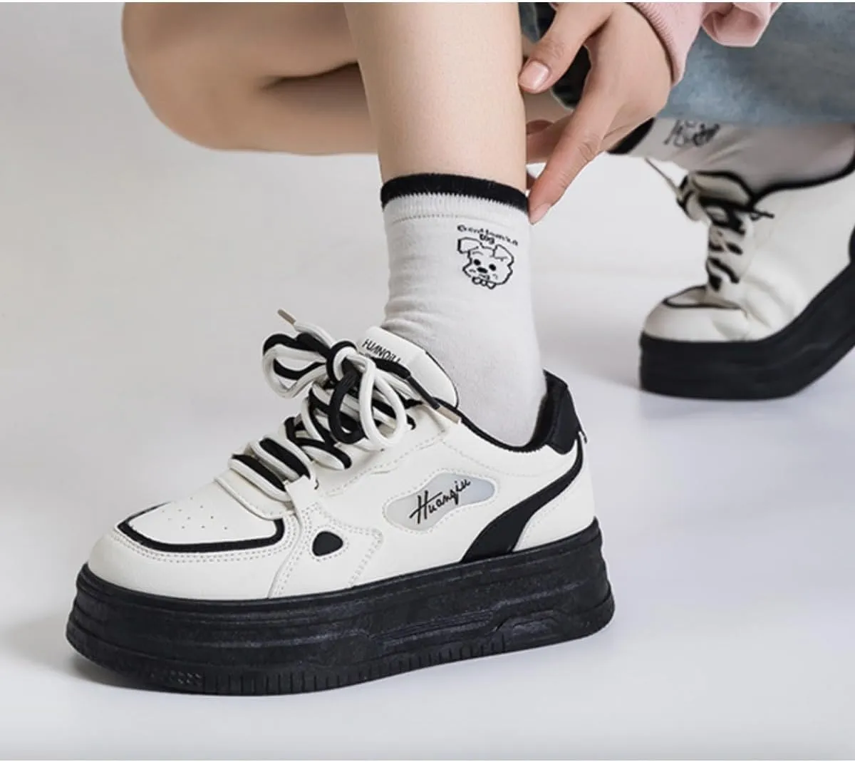 Women's Y2K Retro Style Chunky Skate Shoes with Contrasting Accents Double Shoelace Platform Sneakers - Comfortable Fashion Casual Shoes (Black/White or Pink/White)